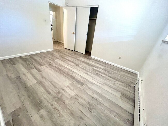 Building Photo - 4 Bedroom Ranch House - Prime Location Min...