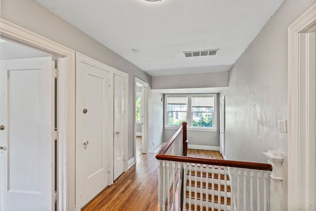 Building Photo - Charming 3-Bed Home Near UMKC with Hardwoo...