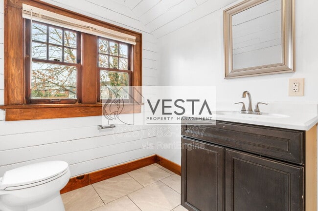 Building Photo - 68 Maple St