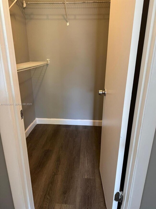 Building Photo - 617 Ixoria Ave