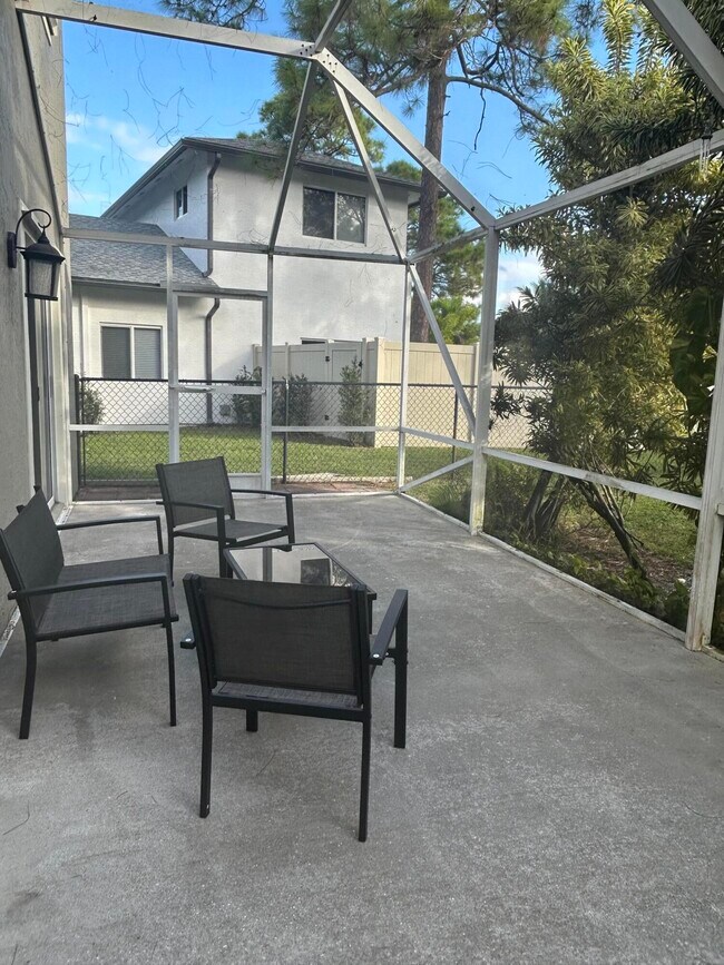 Building Photo - 1136 Staghorn St