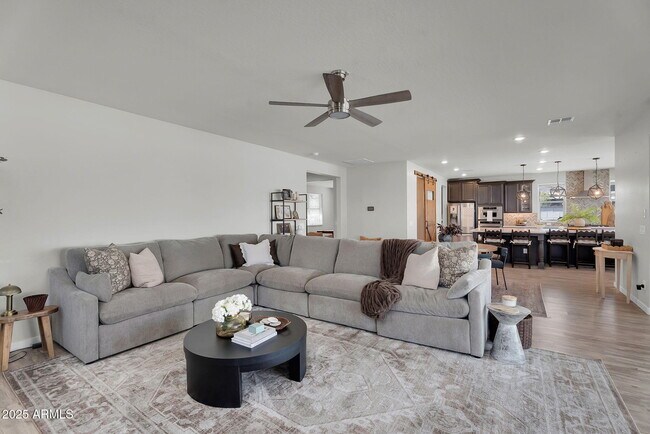 Building Photo - 9418 E Theia Dr