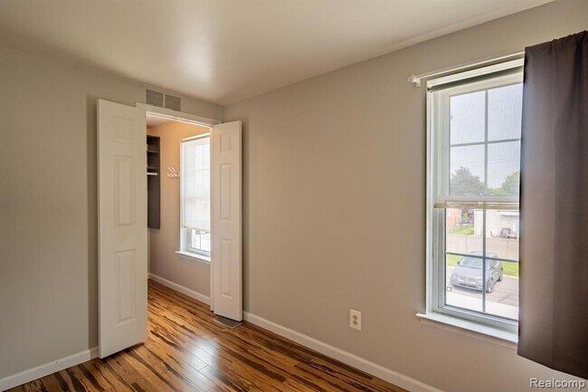 Building Photo - 35243 Turner Dr