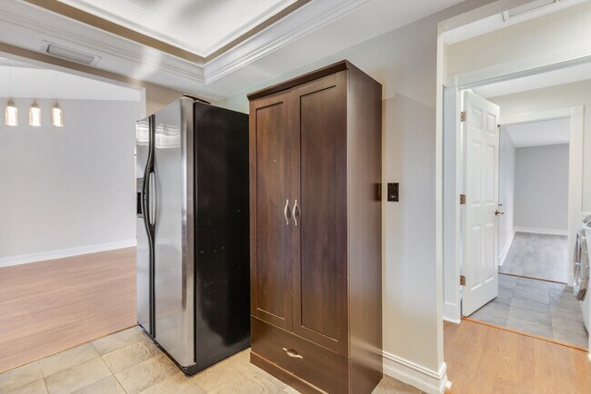 Building Photo - ** GOLDEN GATE CITY ** 3 BED + DEN / 2 BAT...