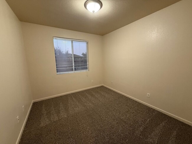 Building Photo - 1985 Linden Rd