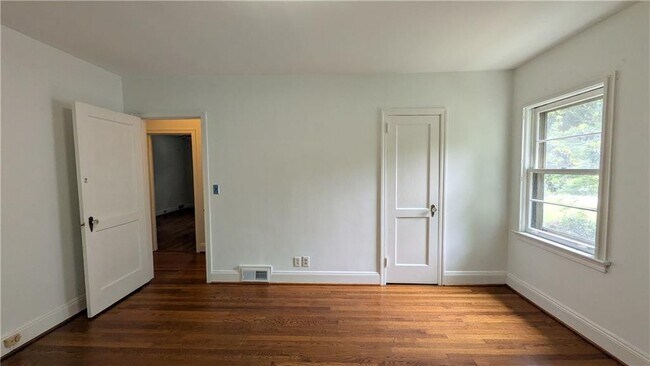 Building Photo - 4300 Rickenbacker Way NE