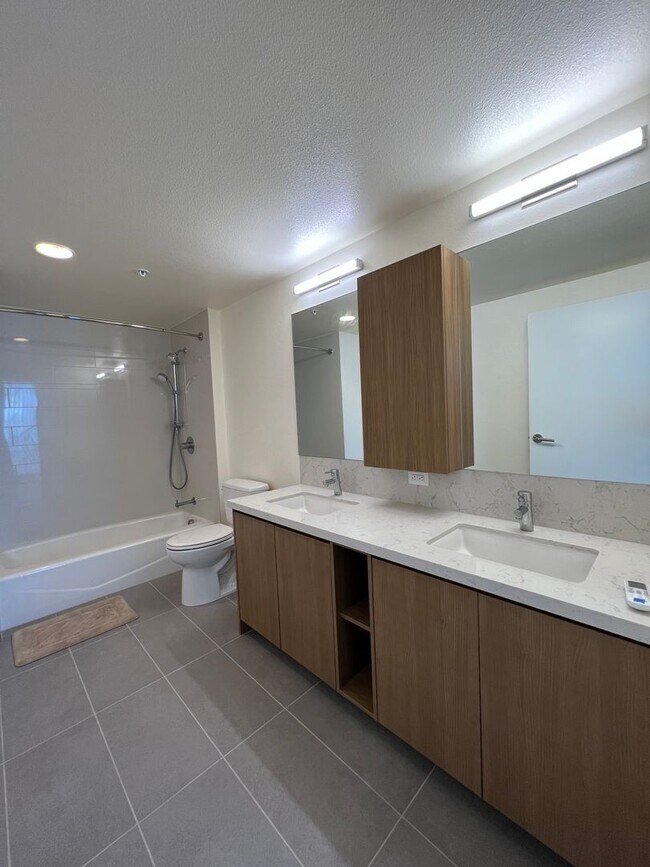 Building Photo - ** 2 BEDROOM 2 BATH** 2 covered PARKING, O...
