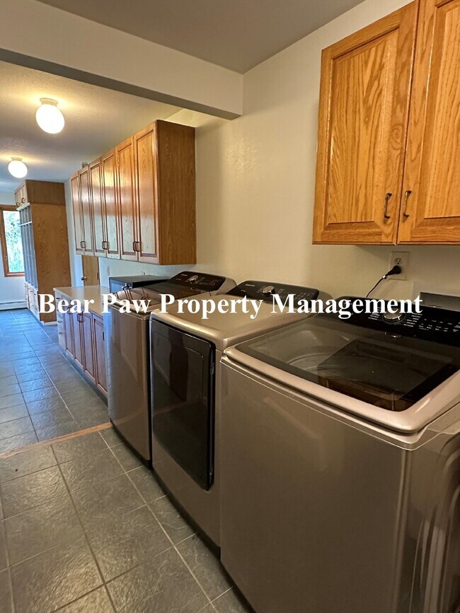 Building Photo - Spacious 4-Bed, 4.5-Bath Retreat in with B...