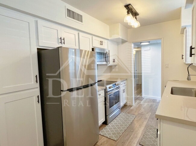 Building Photo - 3242 E Camelback Rd