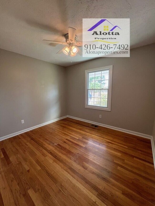 Building Photo - 3662 Golfview Rd