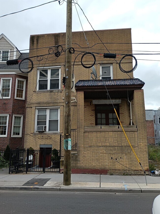 Building Photo - 18 Oakland Ave