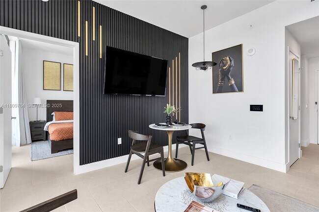 Building Photo - 601 NE 1st Ave