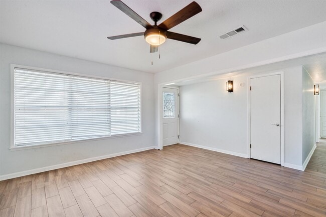 Building Photo - 1301 E 2nd St