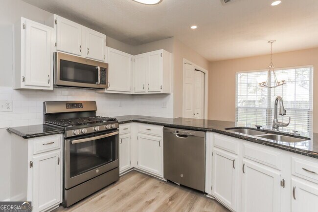 Building Photo - 2057 Wedgewood Dr