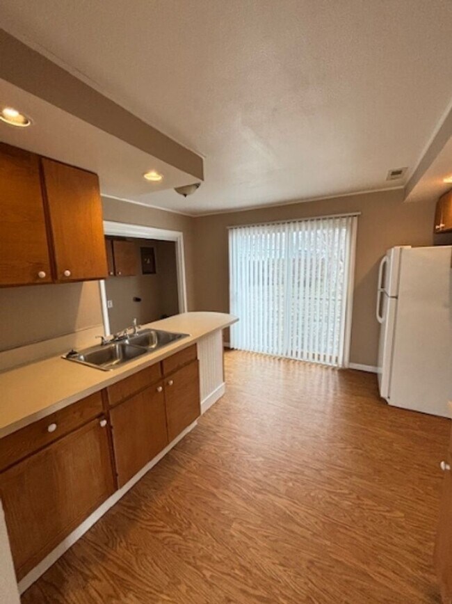 Building Photo - 705 Roslyn Dr. Rantoul, IL