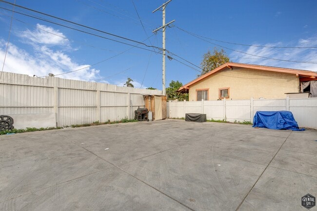 Building Photo - 641 W 43rd St