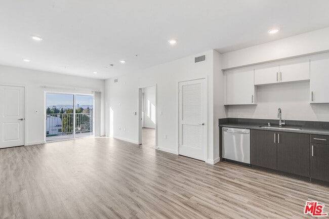 Building Photo - 3567 Chesapeake Ave