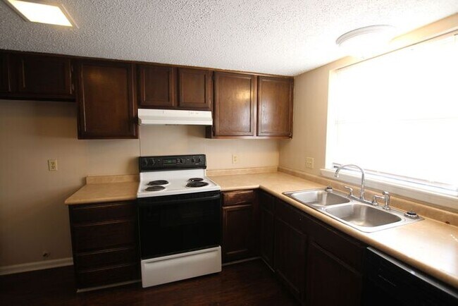 Building Photo - Beautiful 3 Bedroom, 2.5 Bath Townhome in ...