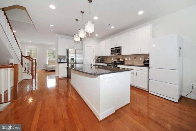 Building Photo - 609 Hendrix Ave