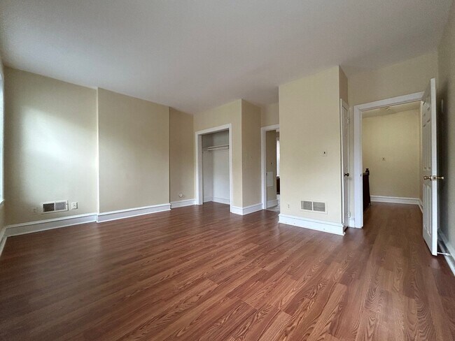 Building Photo - 802 N Van Buren St