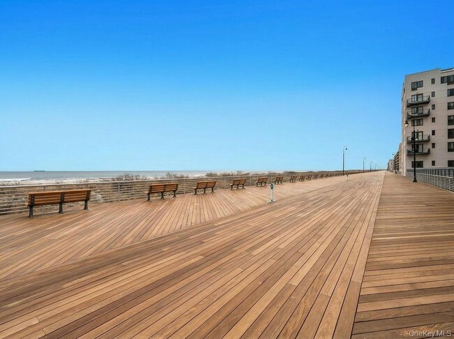 Building Photo - 100 W Broadway