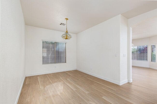 Building Photo - Great 5 Bedroom Home in Summerlin