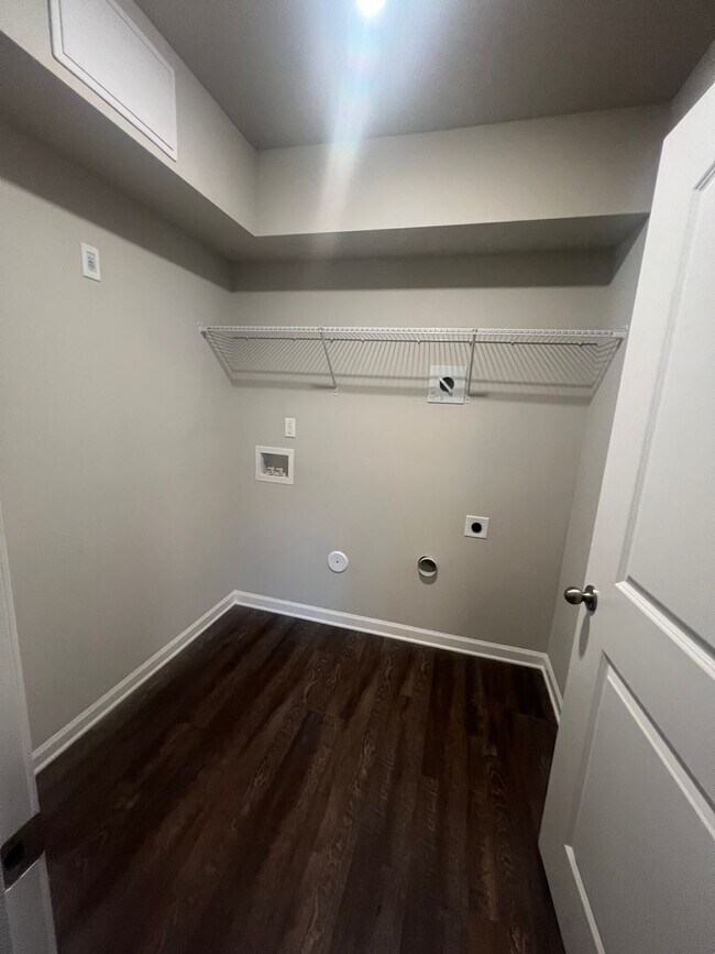 Building Photo - 2 Bedroom 1.5 Bath Townhome*