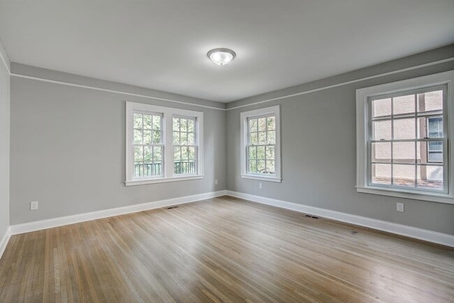 Building Photo - 2056 Summit Ave