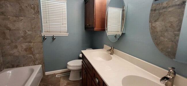 Building Photo - 3 Bedroom 2 Bath 2 Car Garage! Southeast! ...