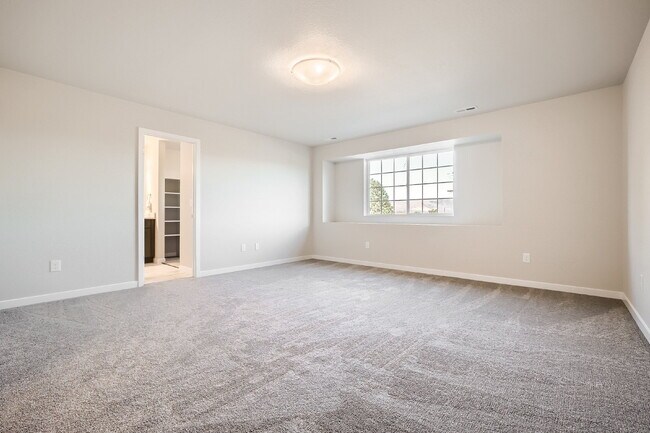 Building Photo - 3 bedroom - Date St