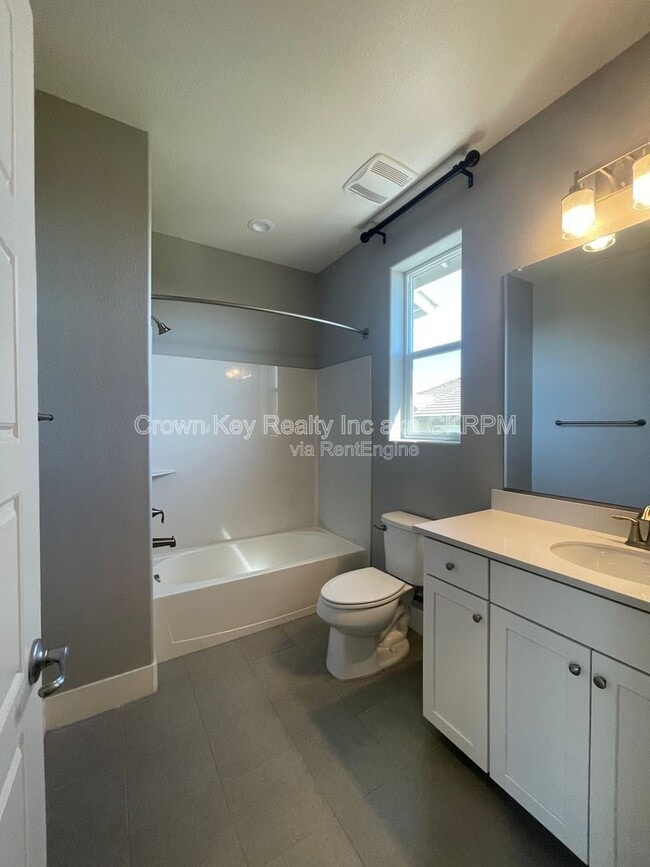 Building Photo - 1024 S Prosperity St