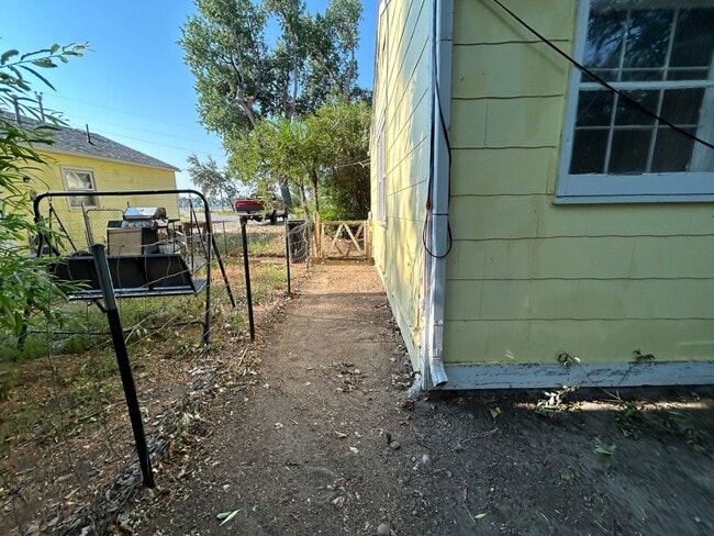 Building Photo - Large 2 Bed 1 Bath House with Fenced Yard and Washer Dryer Hookups