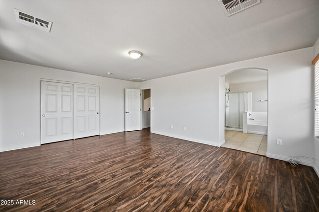 Building Photo - 11237 W Davis Ln