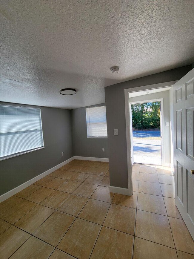 Building Photo - 1000 E Magnolia Ave