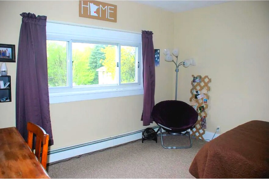 Building Photo - 2080 Roblyn Ave