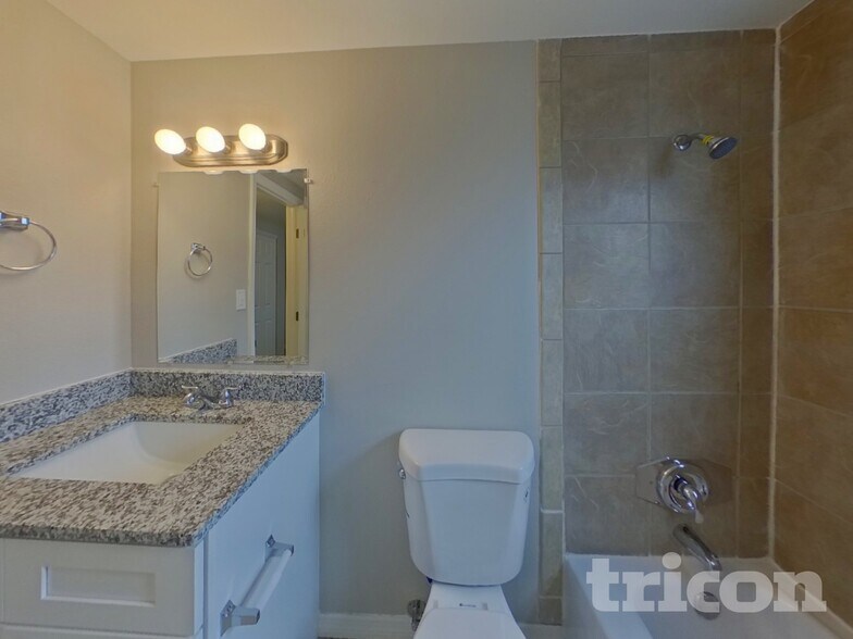 Building Photo - 5811 Oxford Dr