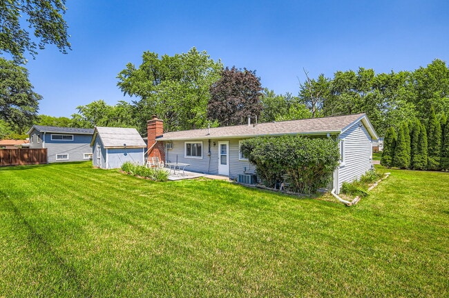 Building Photo - 36180 N Grandwood Dr