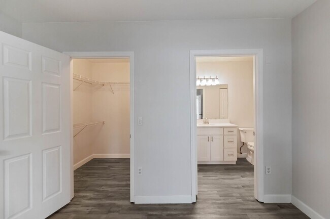 Building Photo - Newly updated 2 Bed / 2 Bath condo availab...