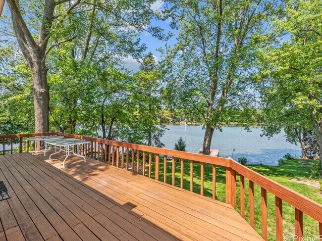 Building Photo - 24060 N Lakeside Dr