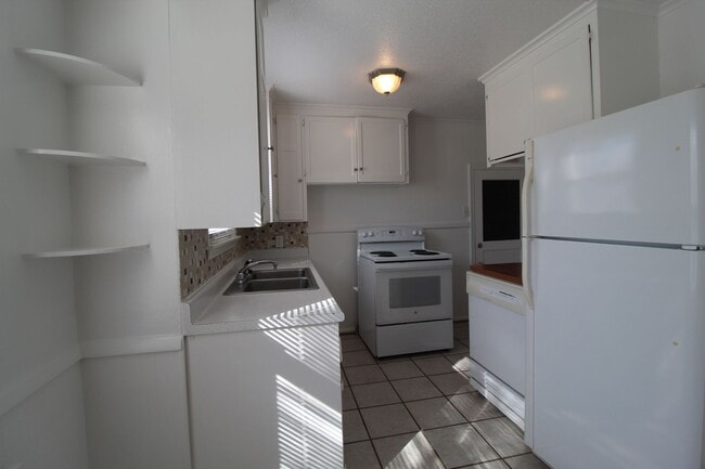 Building Photo - 2 Bedroom 1 Bath Home in Roeland Park