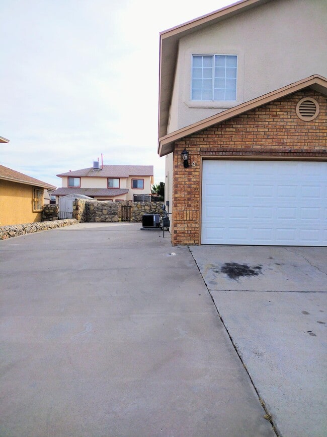 Building Photo - 4480 Loma Diamante Dr