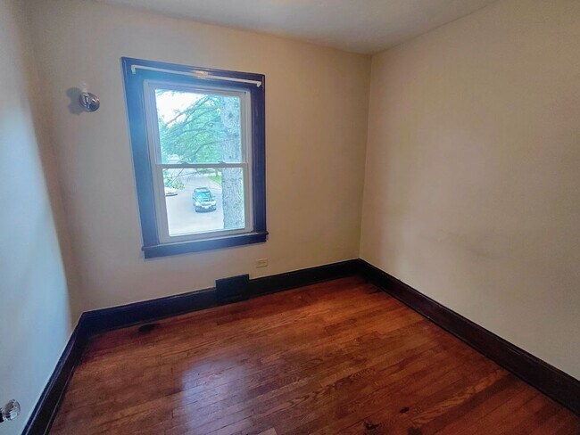 Building Photo - Three bedroom one bathroom home for rent