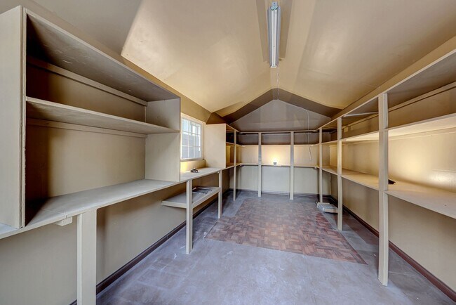 Building Photo - 5 Bedroom Corner Lot Home in Gated Community!