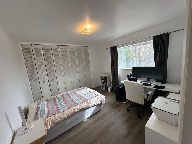 Building Photo - One Bedroom Apartment Near CU Available Now!