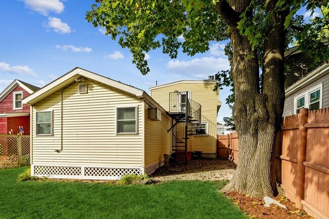 Building Photo - 32 Magoun St