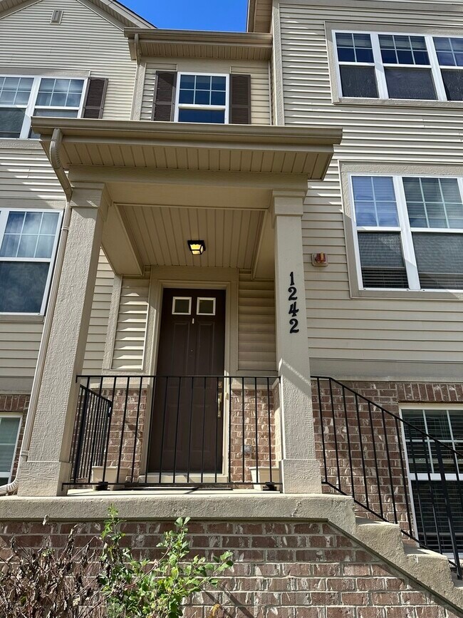 Building Photo - 1242 Evergreen Ave