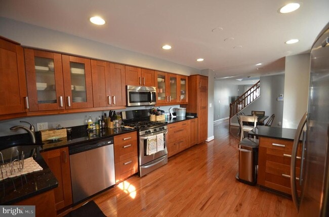 Building Photo - 3723 S Four Mile Run Dr