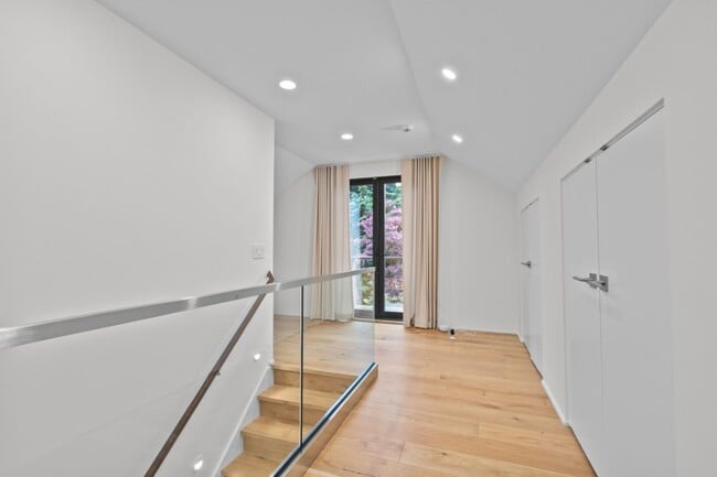 Building Photo - 4Bd/3Ba Seattle House