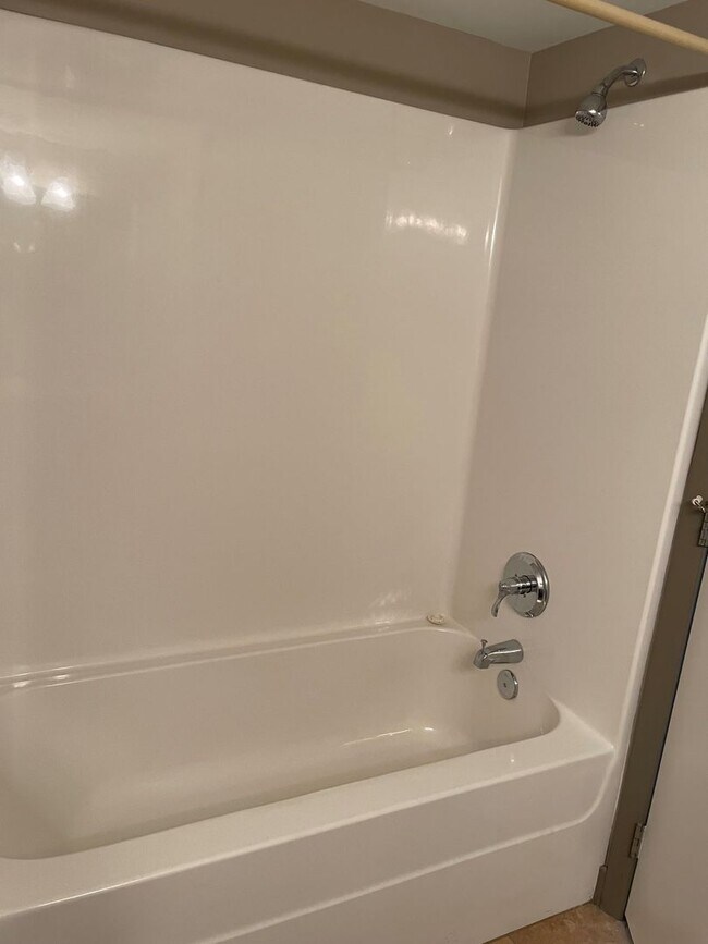 Building Photo - Lake Plaza #904- 3BD/2BA Available for FALL 2026! Rent includes use of THREE parking space in Lak...