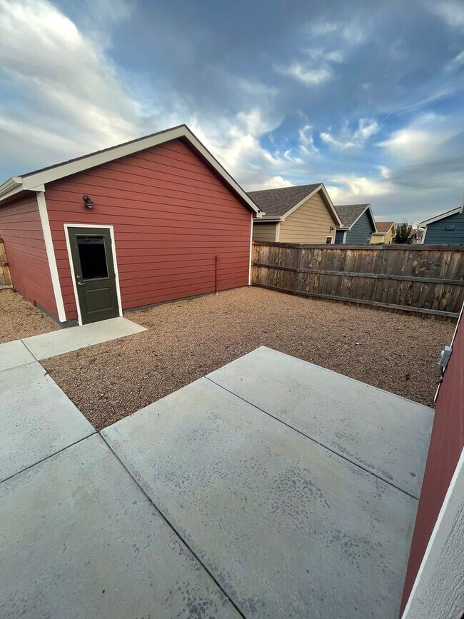Building Photo - 2B/2B Berthoud Ranch Style Home Built with...